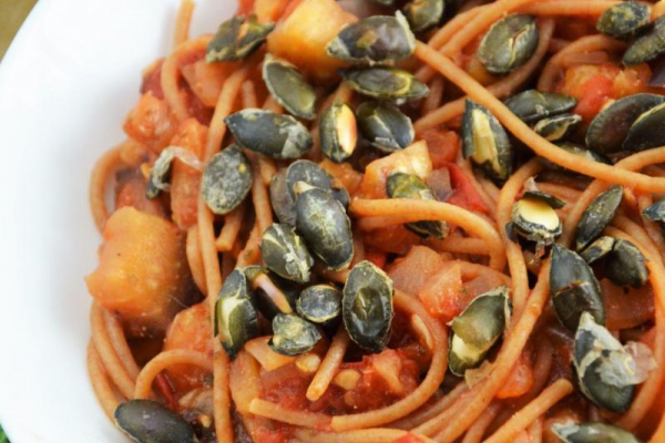 Spaghetti z pomidorami i bakłażanem z prażonymi pestkami dyni – wegańskie i ekspresowe