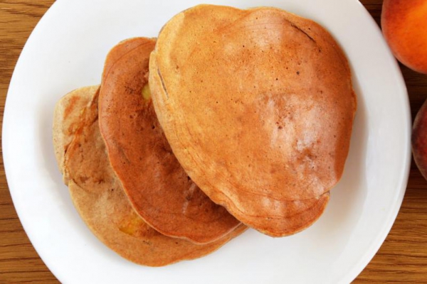 Wegańskie pancakes bananowe z brzoskwiniami – ekspresowe i łatwe