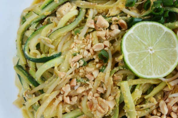 Pad thai z makaronem z cukinii wegetariański – sezonowy, dietetyczny i pyszny