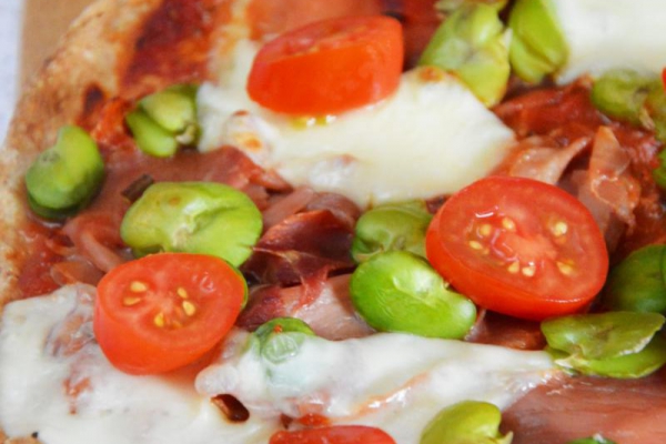 Idealna domowa pełnoziarnista pizza z bobem i mozzarellą
