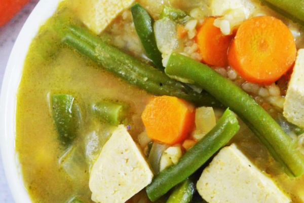 Orzechowa zupa z fasolką szparagową i tofu – wegańska, zdrowa i ekspresowa