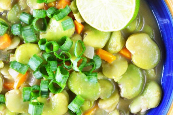 Wegańskie zielone curry z bobem – pikantne, łatwe i pyszne