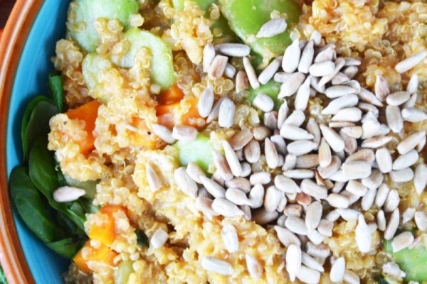 Komosa ryżowa z bobem, marchewkami i prażonym słonecznikiem – zdrowy i szybki wegański obiad na lato