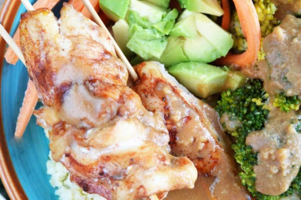 Bowl z szaszłykami z kurczaka, brokułami i sosem orzechowym – idealny obiad na lato