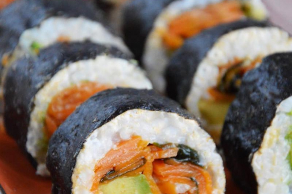 Wegańskie sushi z serkiem z nerkowców, łososiową marchewką i awokado – idealne wegańskie sushi