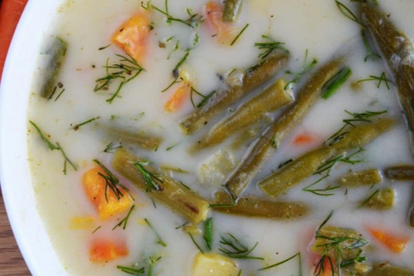 Wegańska zupa z fasolki szparagowej zielonej z koperkiem – sezonowa i pyszna