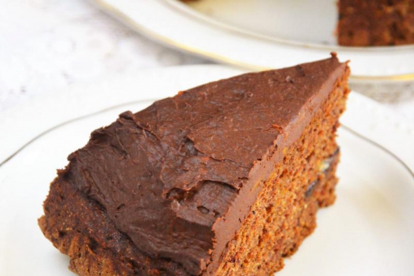Korzenne wegańskie ciasto daktylowe z kremem dyniowo-czekoladowym – pięknie wyrośnięte, puszyste i bez cukru