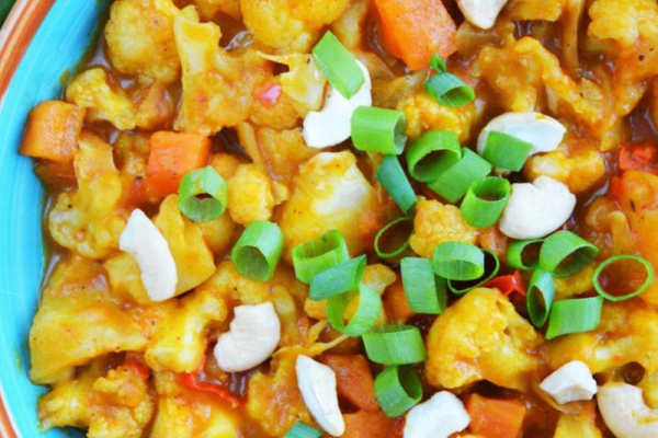 Idealne dyniowe curry z kalafiorem i nerkowcami – wegańskie, zdrowe, łatwe i przepyszne