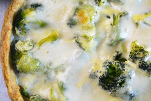 Tarta jaglana z brokułami i mozzarellą – łatwa, zdrowa i przepyszna