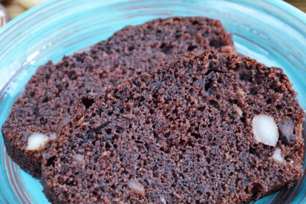 Najpyszniejsze i najłatwiejsze ciasto czekoladowe na kefirze z orzechami – mocno czekoladowe, wilgotne i przepyszne
