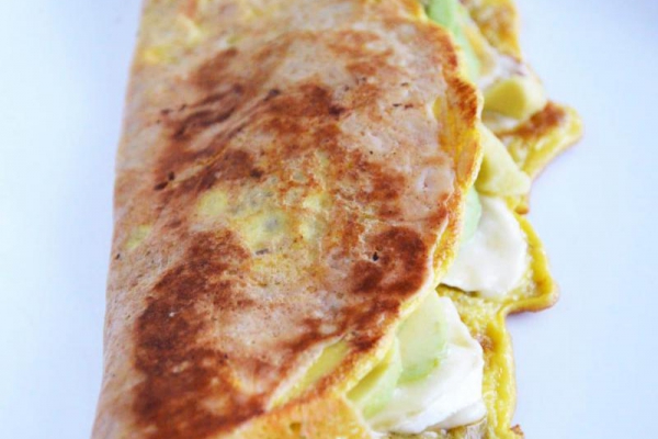 Omlet owsiany z camembert i awokado – szybkie, smaczne i zdrowe śniadanie lub fit kolacja