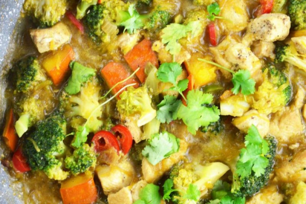 Curry z kurczakiem, dynią i brokułami – pikantne, szybkie i smaczne