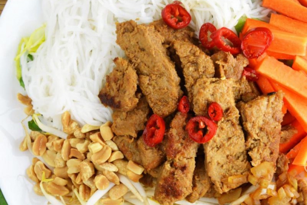 Wegański Bun bo Nam bo, czyli wietnamska sałatka na ciepło z makaronem ryżowym i sojowiną