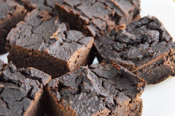 Fit brownies z fasoli bez cukru – zdrowe wegańskie ekspresowe ciasto idealne dla czekoladoholików