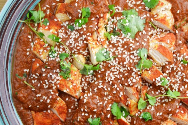 Indyk w sosie mole poblano – tradycyjne meksykańskie danie ze sławnym sosem czekoladowym