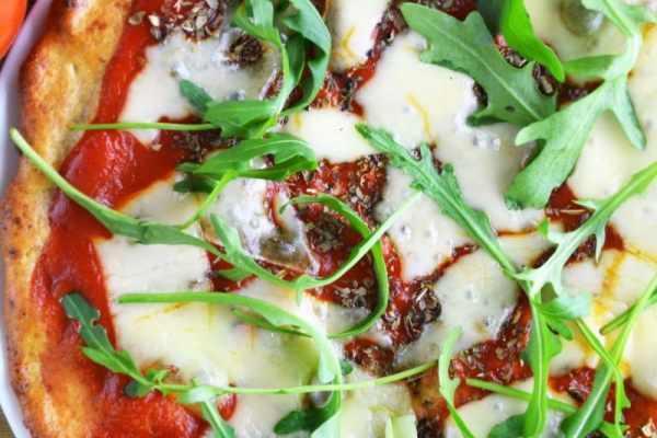 Dietetyczna pizza z twarogu – idealna fit wysokobiałkowa pizza 210 kcal