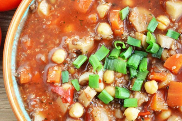 Pomidorowa zupa z soczewicą i ciecierzycą inspirowana marokańską harirą – rozgrzewająca i sycąca zupa idealna na zimę