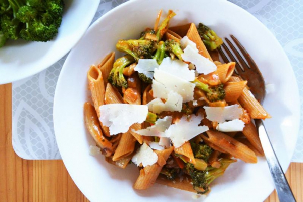 Penne z brokułami, kimchi i parmezanem – umamiczny ekspresowy wegetariański makaron idealny na szybki obiad