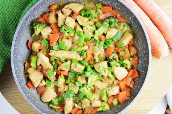 Kurczak z brokułami w sosie orzechowym – przepyszny ekspresowy obiad lub lunch idealny