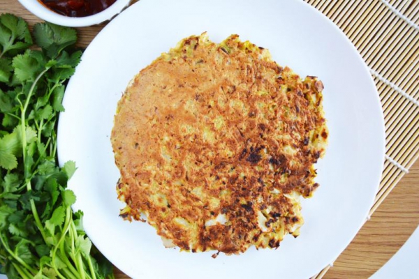 Okonomiyaki z młodą kapustą – japoński ekspresowy omlet z kapustą w sezonowej wersji