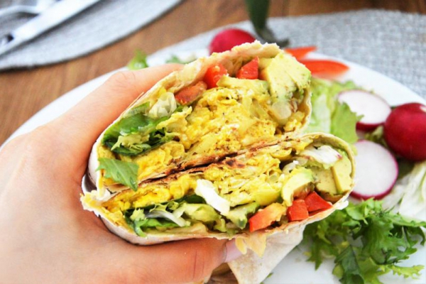 Śniadaniowa tortilla z jajecznicą, awokado i serem – idealne wytrawne śniadanie, które nada się też na brunch, lunch czy kolację