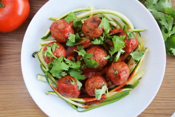 Fit spaghetti z cukinii z sosem pomidorowym i klopsikami z tofu – roślinne dietetyczne spaghetti na sezon cukiniowy