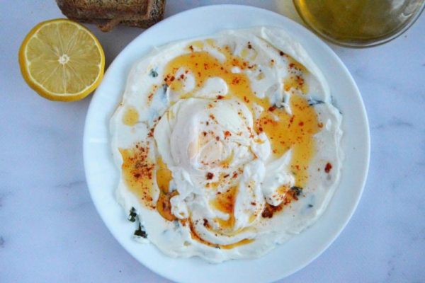 Jajka po turecku, czyli jajka w koszulce na jogurcie z pikantnym masłem
