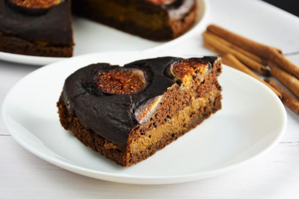 Fit czekoladowe ciasto dyniowe z kremem dyniowym i figami – ciasto czekoladowe z dynią i czekoladowo-dyniowym kremem