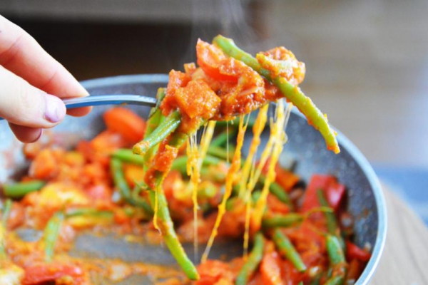 Ekspresowy gulasz dyniowy z fasolką szparagową i mozzarellą – jesienny obiad lub kolacja w 15 minut
