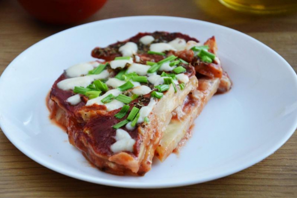 Lasagne z selera z wegańskim sosem beszamelowym i serem – idealny przepis na seler
