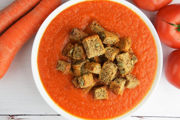 Zupa krem marchewkowa z pomidorami