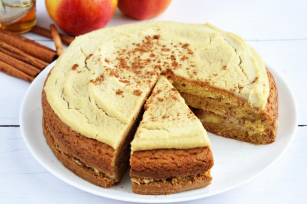 Wegański tort a la szarlotka bez cukru, czyli fit tort bez miksera z kremem z nerkowców i jabłkami