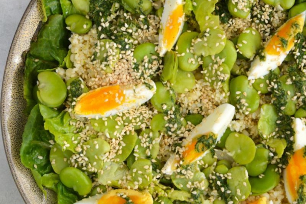 Sałatka z bobem i jajkiem, kaszą i sosem koperkowym – obiadowa salatka idealna na lato