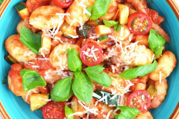 Gnocchi w sosie pomidorowym z boczkiem i serem pecorino, czyli gnocchi alla amarticiana