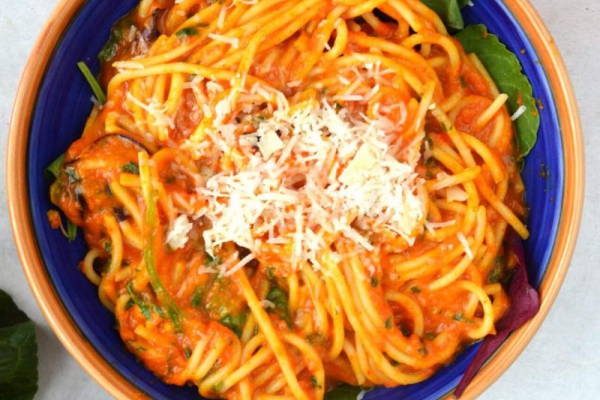 Spaghetti z sosem dyniowym i mozzarellą, czyli łatwy wegetariański makaron z sosem z pieczonych warzyw