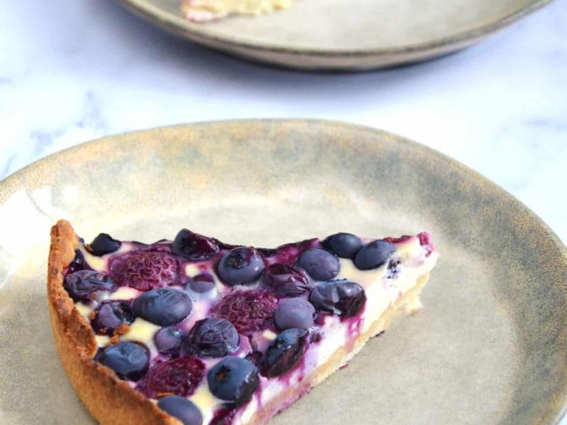 Tarta jogurtowa z owocami sezonowymi, czyli tarta z pieczonym jogurtem