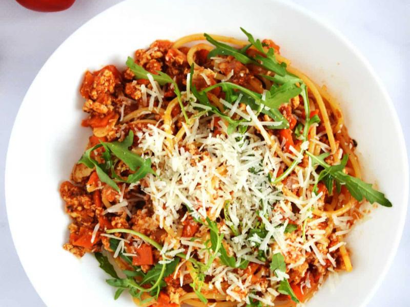 Ekspresowe spaghetti z mielonym tofu to zdrowy wegetariański obiad