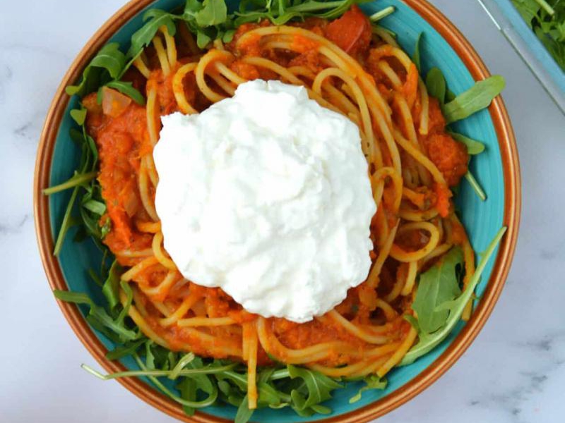 Spaghetti z sosem z dyni ze stracciatellą, czyli przepyszny wegetariański makaron z sercem burraty