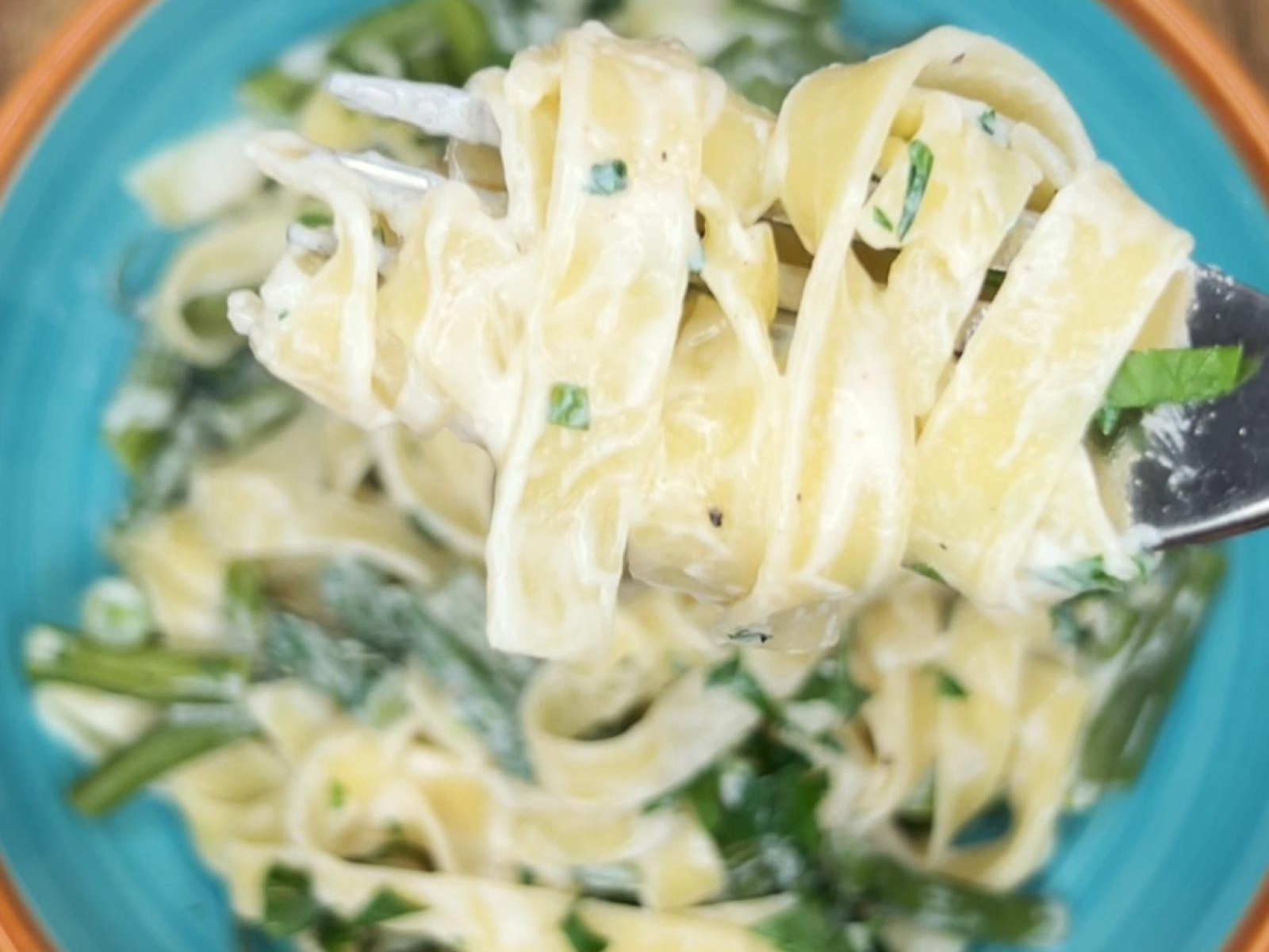 Fit makaron z fasolką szparagową w sosie śmietanowym z parmezanem