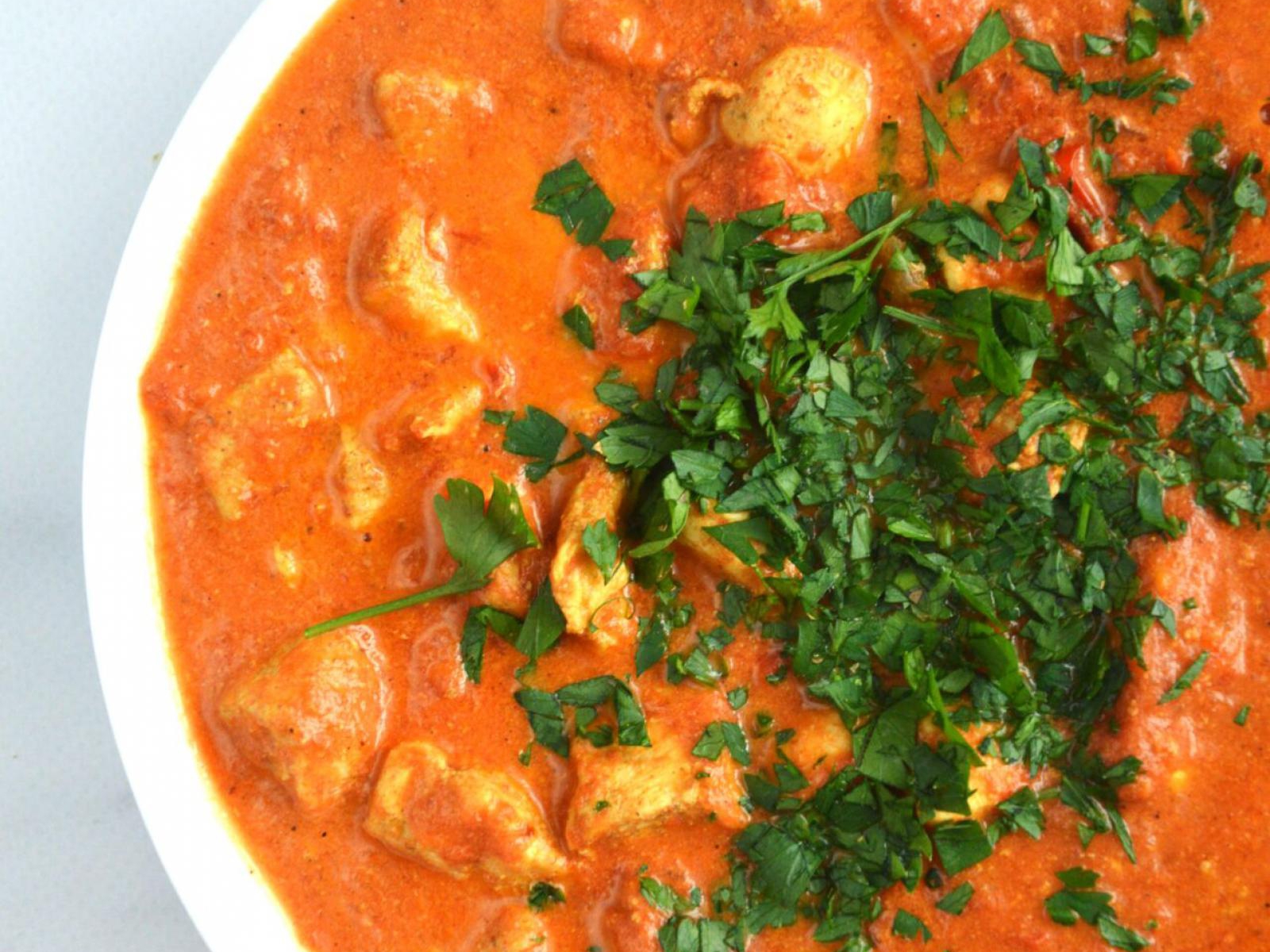Butter chicken curry, czyli przepis na tradycyjny indyjski sos z kurczakiem