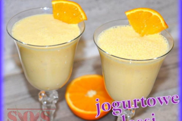 Pomarańczowy napój jogurtowy (lassi)
