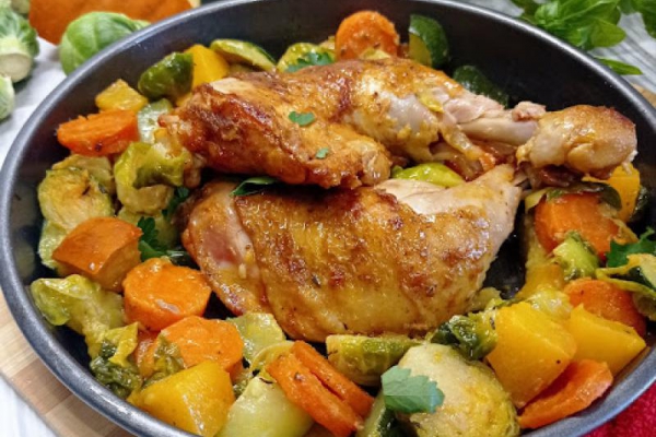 Udka kurczaka z patelni z jesiennymi warzywami