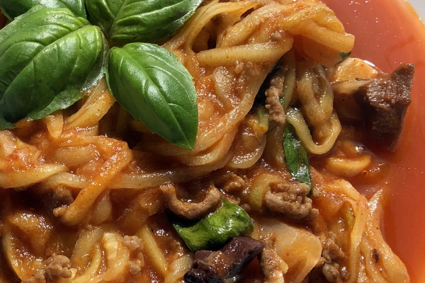Spaghetti z cukinii – wersja mięsna à la bolognese