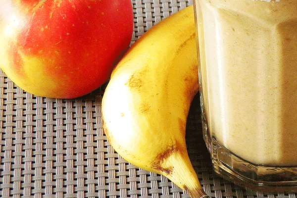 Piernikowy koktajl z jabłkiem i bananem