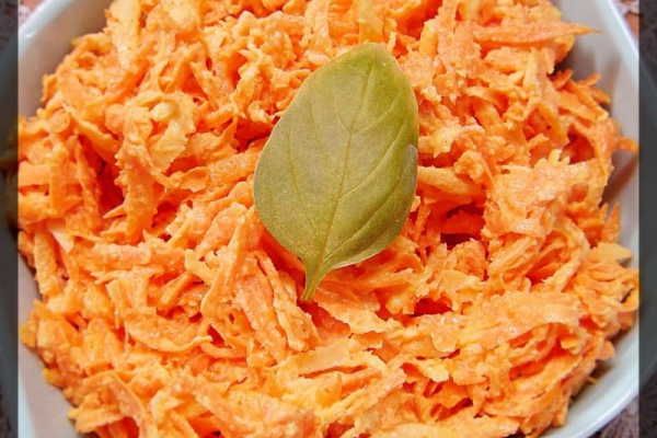 Surówka z marchewki w sosie chrzanowo-musztardowym