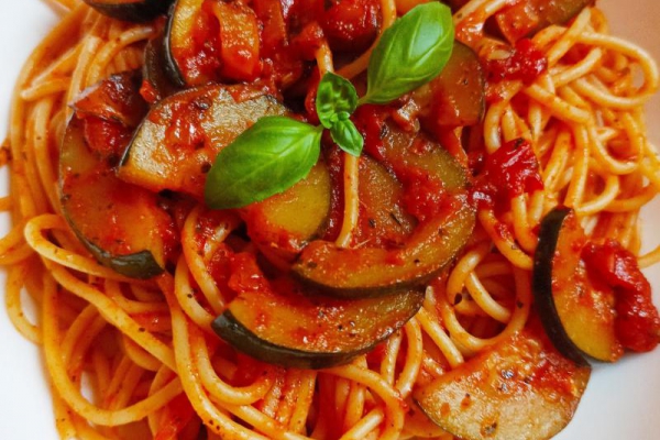 Spaghetti z cukinią w sosie pomidorowym