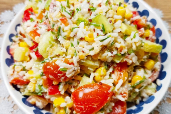 Sałatka ryżowa z quinoa, soczewicą i warzywami