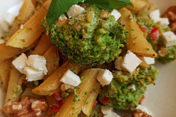 Makaron z brokułami, fetą i orzechami włoskimi