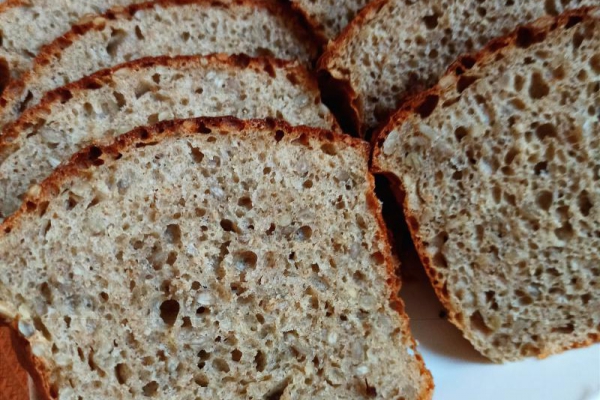Chleb pełnoziarnisty na miodzie