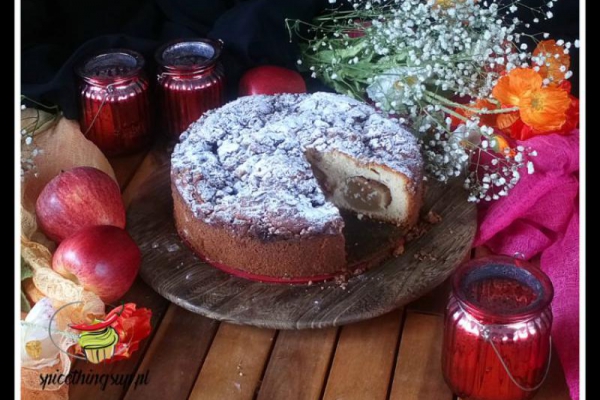 Jabłkowe ciasto nadziewane orzechową kruszonką